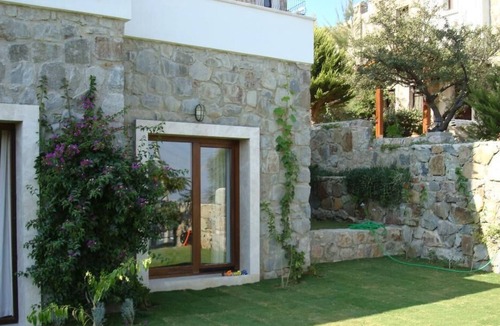 Dagbelen House | Amazing panoramic sea view, stone house garden floor with community pool
