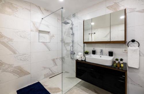 Cihangir Apartment | Bosphorus View Apt with 2 Terraces At Monnas Suite