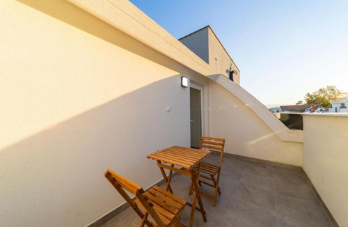 Eski Lara Apartment | Central Flat with Terrace in Muratpasa