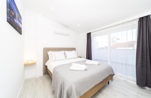 Eski Lara Apartment | Central Flat with Terrace in Muratpasa