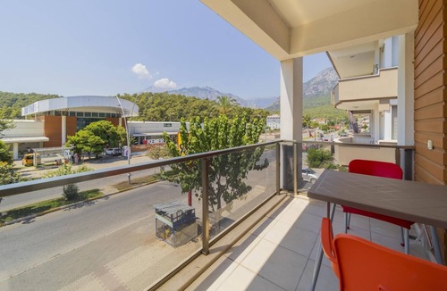 Aslanbucak Apartment | Central Roomy Flat w Balcony 7 min to Kemer Beach