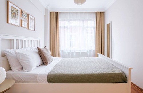 Rasimpasa Apartment | Charming Oasis w Balcony 5 min to Bull Statue