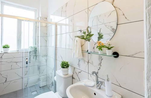 Moda Apartment | Chic, Central Flat 5 min to Moda Coast in Kadikoy
