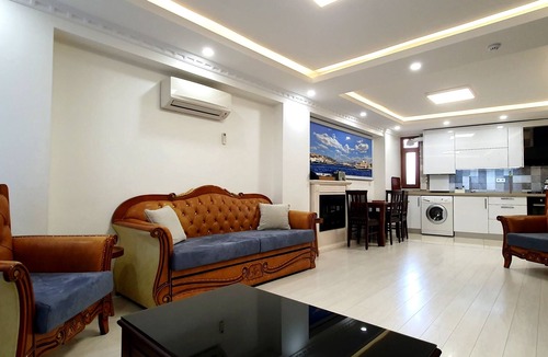 Cihangir Apartment | Cihangir Superior Living 3BR: Open Kitchen, 6 Guests, Public Transport Access