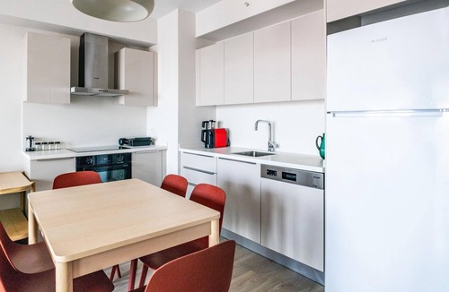 Maltepe Apartment | City View Flat w Balcony Near Metro 9 min to Coast