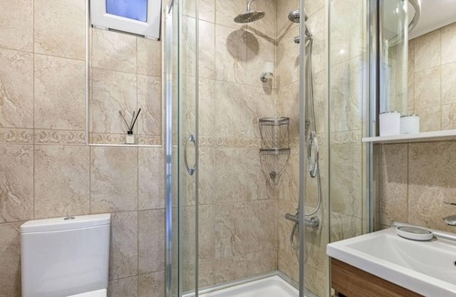 Nisantasi Apartment | Colorful Breezy Apartment Close Trendy Attractions in the Heart of Nisantasi