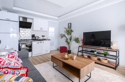Sisli Apartment | Cozy City Apartment | High-Speed WiF & Elevator
