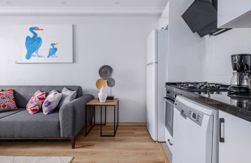Sisli Apartment | Cozy City Apartment | High-Speed WiF & Elevator