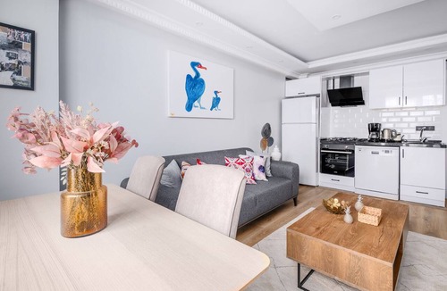 Sisli Apartment | Cozy City Apartment | High-Speed WiF & Elevator