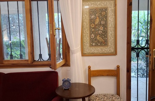 Karsiyaka Apartment | Cozy, ground floor studio with patio and garden in the heart of Bostanlı