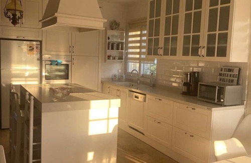 Ildır Koyu House | De'Lale Villa Vacation Home with Stunning Views and a Pool in Izmir Reisdere