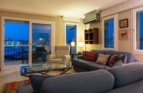 Cesme Apartment | Flat w Sea View, Balcony 3 min to Cesme Marina