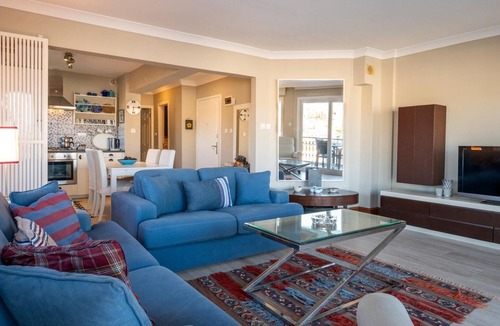 Cesme Apartment | Flat w Sea View, Balcony 3 min to Cesme Marina