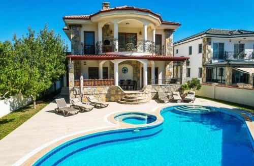 Dalyan City Center Villa | Hot tub-Fireplace-Pets-Sleeps 11-Bbq-Pool-Parking