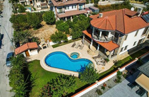 Dalyan City Center Villa | Hot tub-Fireplace-Pets-Sleeps 11-Bbq-Pool-Parking