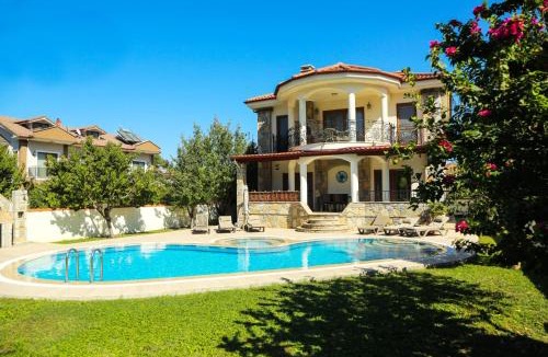 Dalyan City Center Villa | Hot tub-Fireplace-Pets-Sleeps 11-Bbq-Pool-Parking