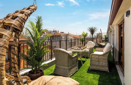 Cihangir Apartment | Huge Balcony Taksim Rooftop Apt At Monnas Suite