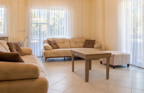 Dalyan Mahallesi Apartment | Lovely Flat with Balcony in Cesme Close to Sea