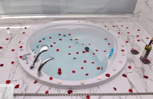 Gayrettepe Apartment | Luxury Beşiktaş Haven with Jacuzzi Near Historic Istanbul. Free Wifi