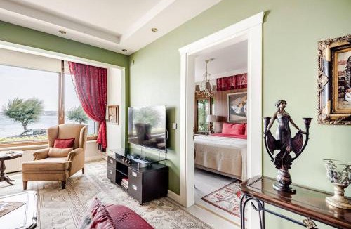 Sariyer Apartment | Luxury Seaside Apartment with Bosphorus View in Sarıyer