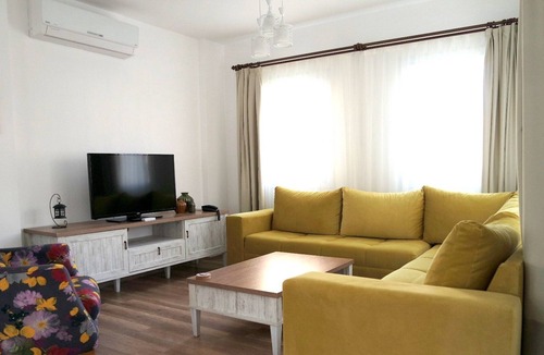Yalikavak Villa | Luxury self catering 3 bedroom holiday villa with communal pool in the centre.