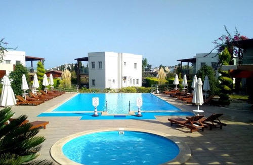 Yalikavak Villa | Luxury self catering 3 bedroom holiday villa with communal pool in the centre.