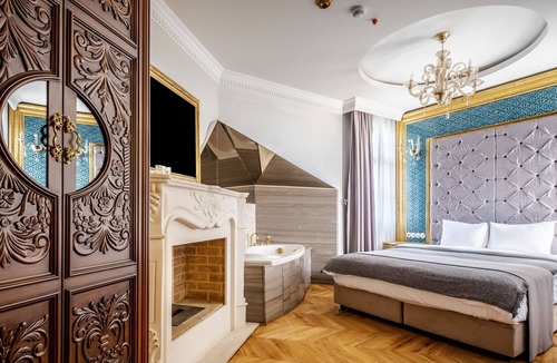 Beylerbeyi Villa | Mansion w Bosphorus View with Balcony and Garden