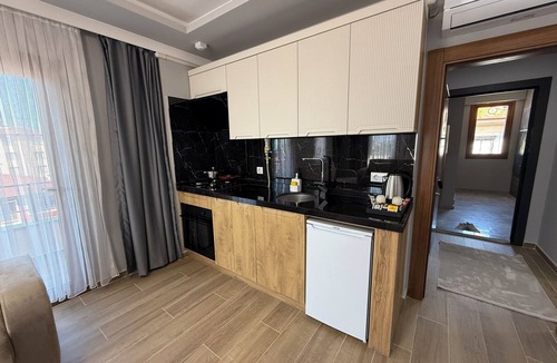 Surmene House | Modern 1+1 Daire - Otel konforunda eşyalı ve mutfaklı geniş alanlı daire