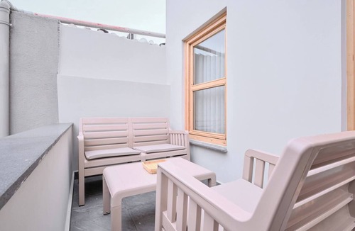 Kadikoy Apartment | Modern 2BR Living Areas, 2 Baths, Kadıköy,