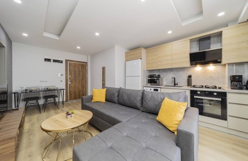 Muratpasa Apartment | Modern Flat w Balcony 10 min to Beach in Antalya