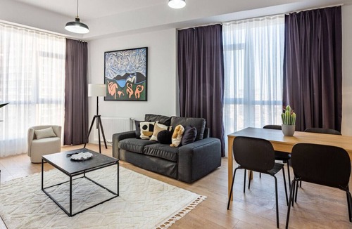 Kadikoy Apartment | Modern Flat with a Charming City View in Kadikoy