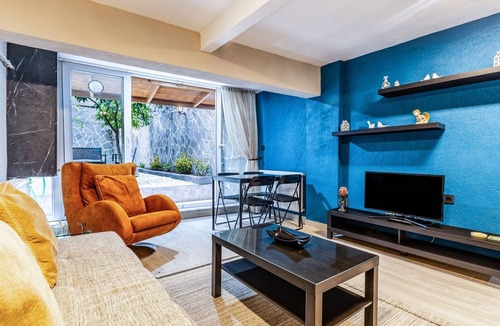 Rasimpasa Apartment | Modern Flat with Backyard in Kadikoy
