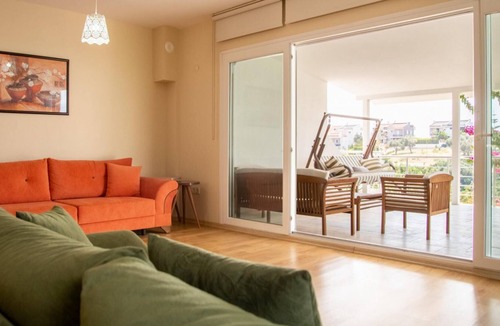 Cesme Apartment | Peaceful House with Refreshing Terrace in Cesme