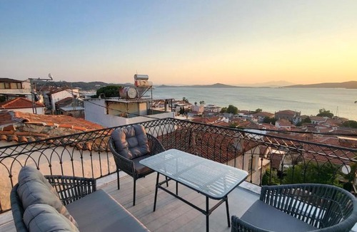 Ayvalik City Center Apartment | Sea&Lesbos View Duplex, Courtyard&Rooftop, Mercan Köşk Ayvalık