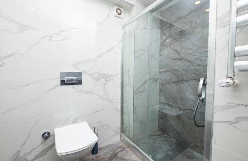 Kabatas Apartment | Sea View Two-Bedroom Suite in Managed Residence - Parking and Elevator