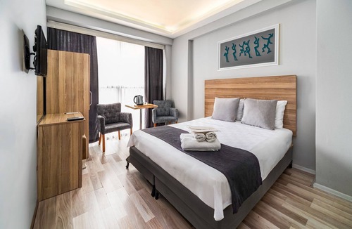 Kahramanlar Mahallesi Hotel | Silver Suit