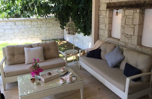 Ilica House | Spacious 4-bedroom home-sleeps 9 with AC in all rooms-3 minutes from the sea!