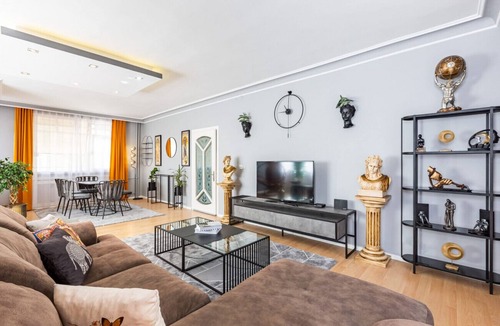 Goztepe Apartment | Spacious Flat with Balcony on Bagdat Street