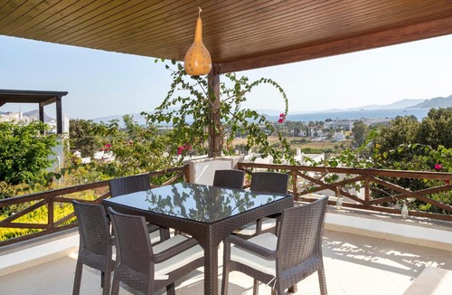 Kadıkale Apartment | Splendid House with Sea View and Shared Pool in Bodrum