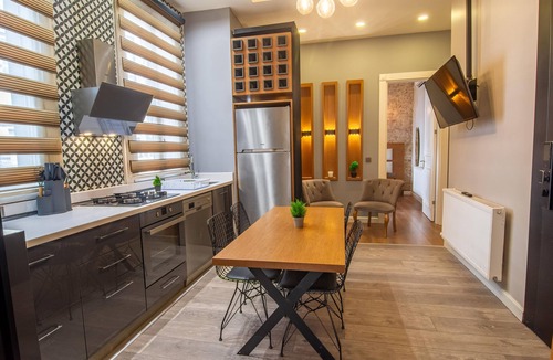 Taksim Apartment | Stylish 2BR Apartment in Central Beyoğlu – LEO-01 Located just steps from Taksim Square, this modern 2+1 flat offers comfort and convenience in the heart of Istanbul. Enjoy easy access to cafes, shops, and public transport.
