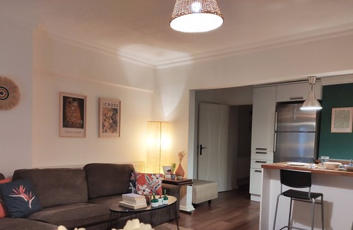 Bahcelievler Apartment | Stylish Apartment with Backyard in Merter
