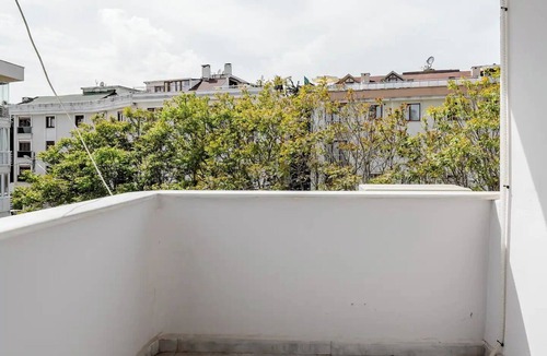 Kadikoy Apartment | Traquille and Artsy 3-bedroom apartment with AC @ Museum Gazhane