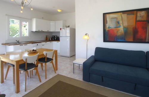 Dalyan Mahallesi Apartment | Vibrant Flat with Sea View near Sea in Cesme