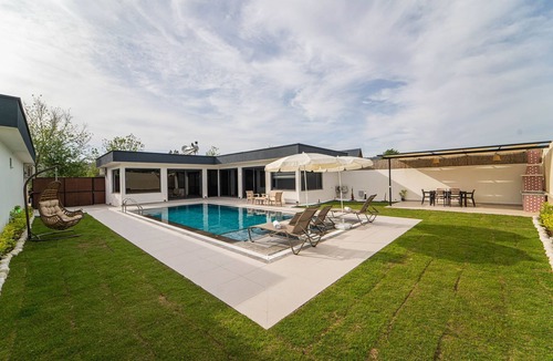 Hisaronu House | We have a large priv. swimming pool and a barbecue area.