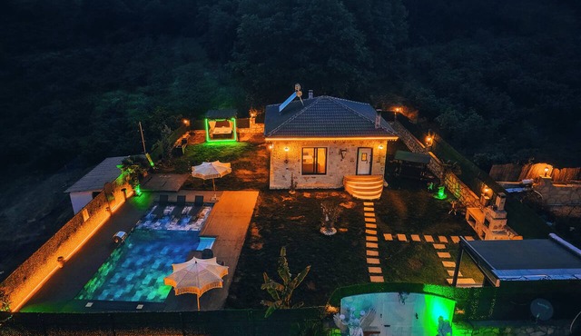 2+1 Meda Suite Sıcak Havuzlu Muhafazakar Taş Ev