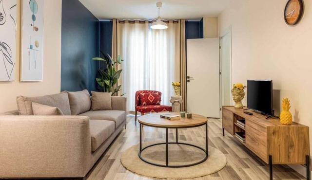 5 min Walk to Taksim Square & Galata sleeps 4