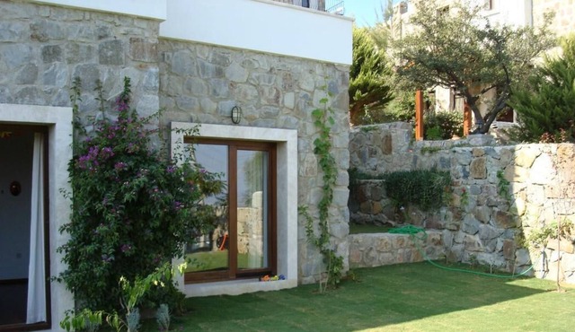 Amazing panoramic sea view, stone house garden floor with community pool in Bodrum
