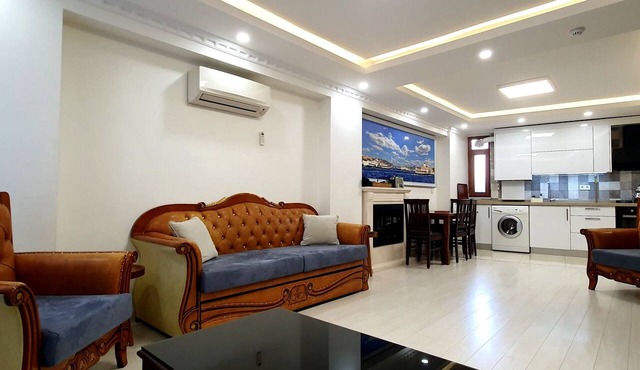 Cihangir Superior Living 3BR: Open Kitchen, 6 Guests, Public Transport Access