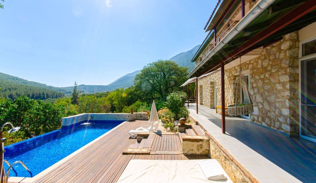 Country Retreat with infinity pool and huge garden