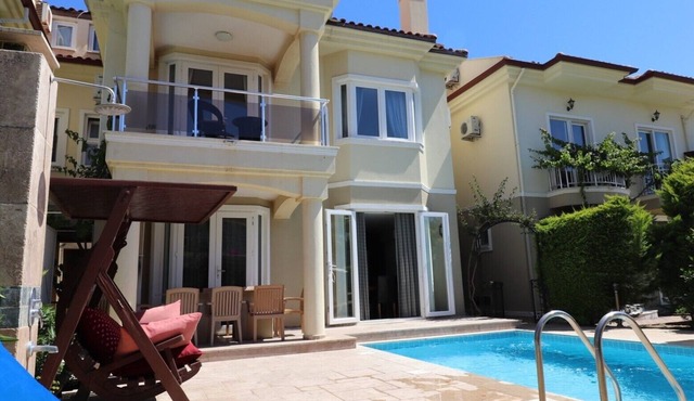 CRL5, 4 bedroom villa to rent in Fethiye has got its own private pool and garden